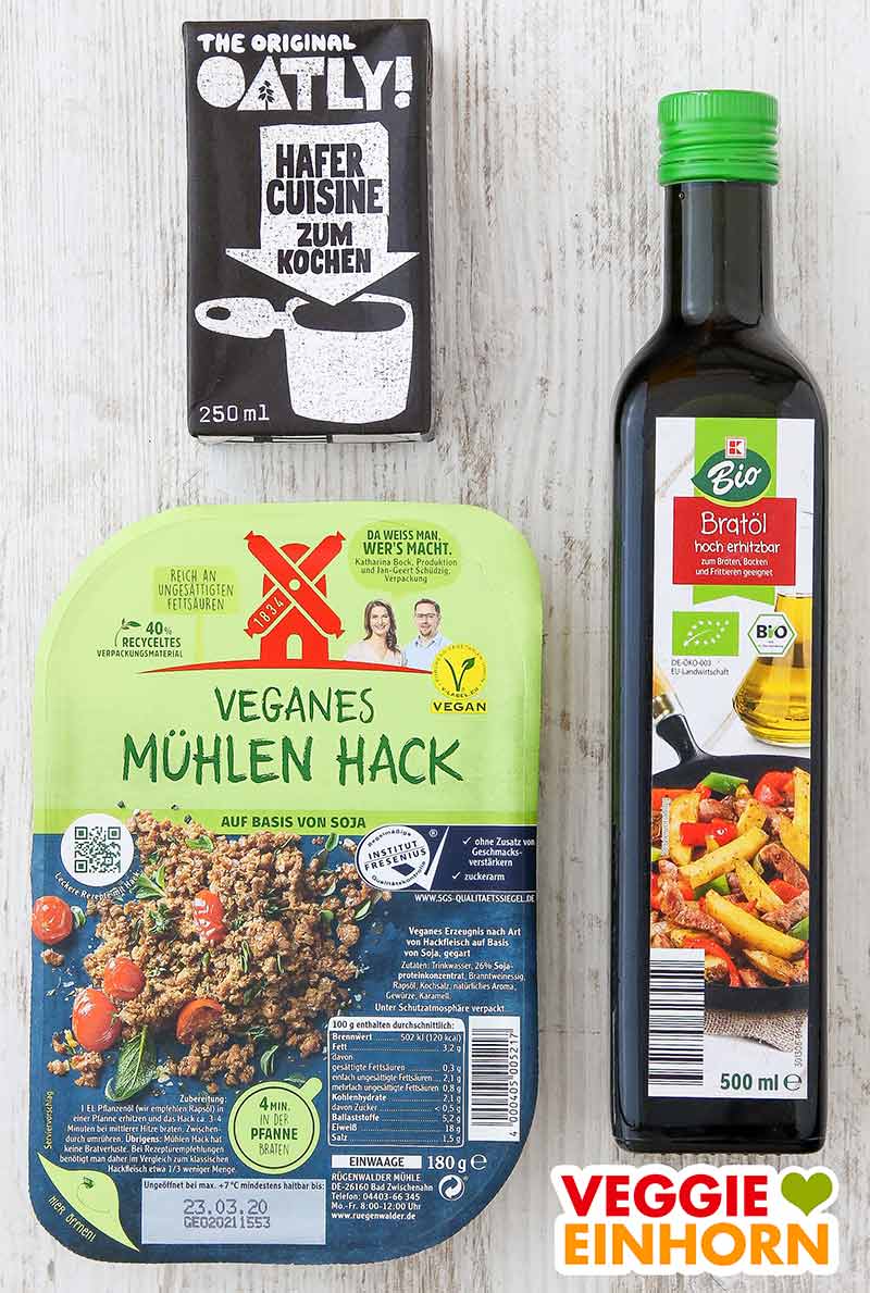 Eine Packung Hafer Cuisine, veganes Mühlen Hack, eine Flasche Bratöl