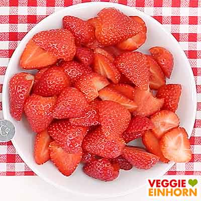 Halbierte Erdbeeren für Erdbeerkuchen Halbierte Erdbeeren für Erdbeerkuchen