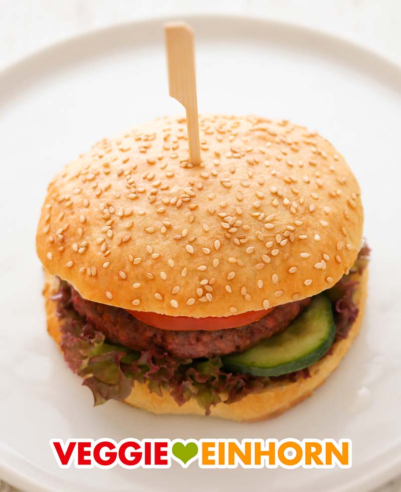 Ein veganer Hamburger auf einem weißen Teller
