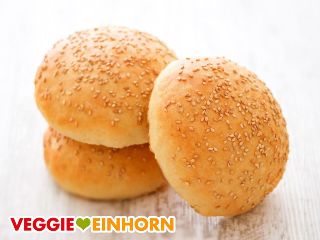 Drei Hamburger Brötchen auf einem weißen Tisch