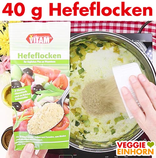 Hefeflocken zur veganen Käse-Lauch-Suppe zufügen.