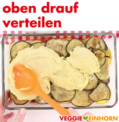 Hefeschmelz auf Moussaka verteilen Hefeschmelz auf Moussaka verteilen