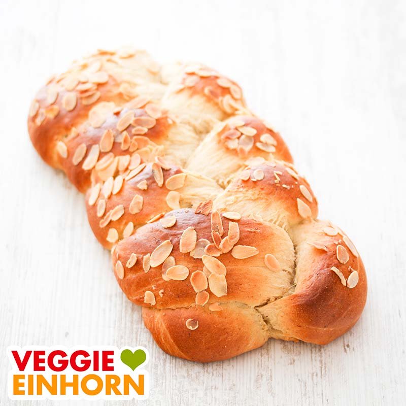 Veganer Hefezopf mit gehobelten Mandeln Veganer Hefezopf mit Mandelblättchen