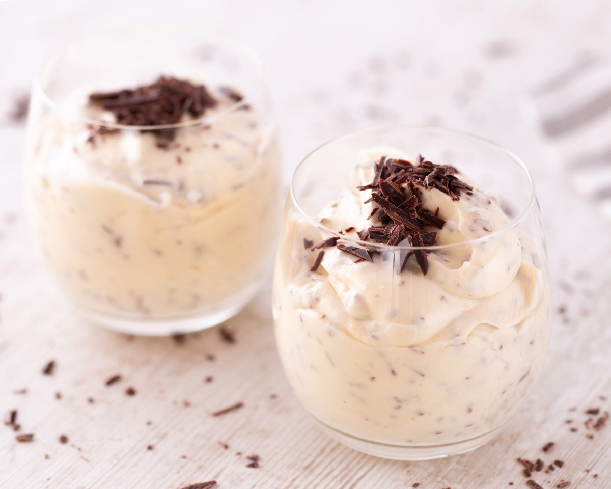 Zwei Dessertgläser mit veganer Herrencreme