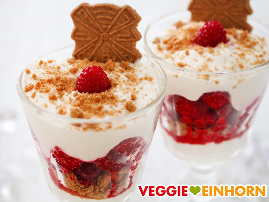 Zwei Gläser gefüllt mit Spekulatius, Himbeeren und Dessertcreme