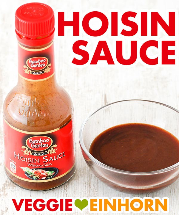 So sieht die Hoisin Sauce aus. Eine Flasche mit Hoisin Sauce und ein Schälchen mit Hoisin Sauce