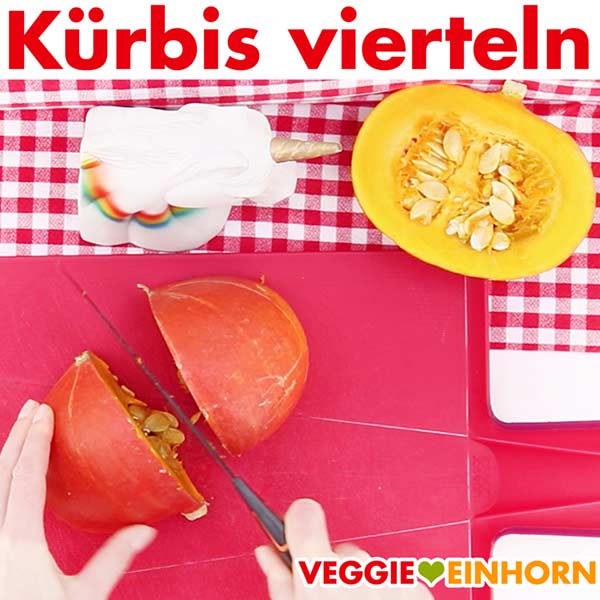 Hokkaido Kürbis vierteln.