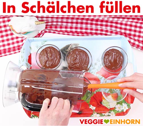 Du kannst die Mousse au Chocolat auch ein eine etwas größere Schüssel geben. Vegane Mousse au Chocolat in Dessert Schälchen füllen