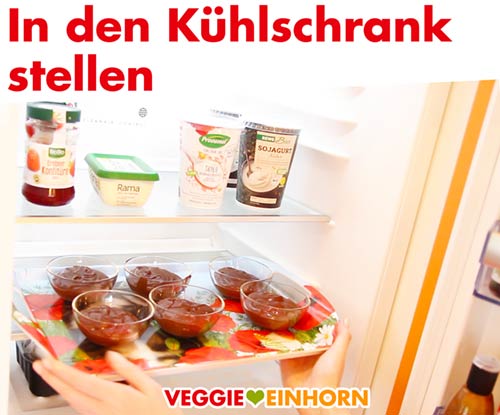 Die Mousse au Chocolat im Kühlschrank kühlen. Vegane Mousse au Chocolat in den Kühlschrank stellen