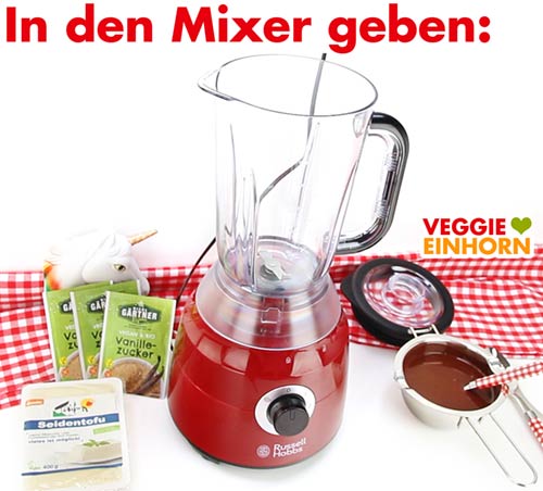 Jetzt werden die 3 Zutaten in den Mixer gegeben. Ein Standmixer und die Zutaten für die vegane Mousse au Chocolat