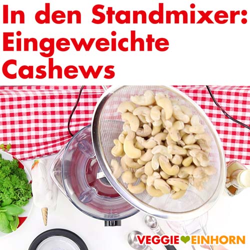 Eingweichte Cashews in den Standmixer geben