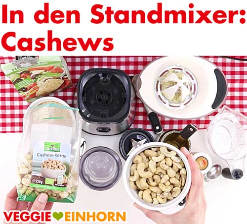 Die ungerösteten und ungesalzenen Cashews in den Standmixer geben. Cashwekerne und ein kleiner Standmixer