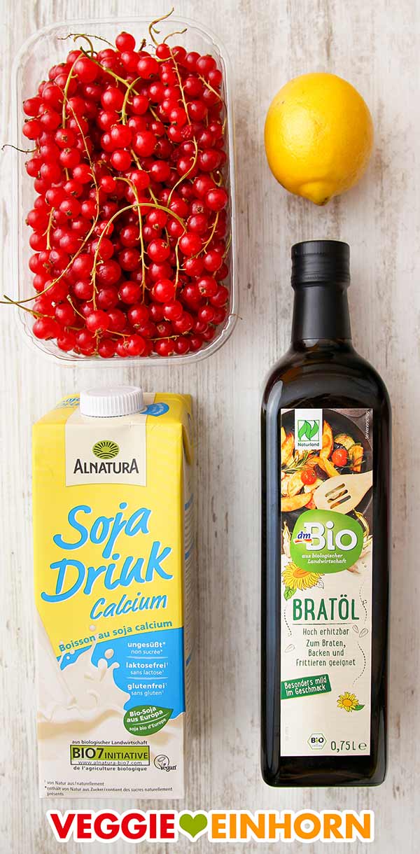 Johannisbeeren, Zitrone, Sojamilch und Öl zum Backen Johannisbeeren, eine Zitrone, ein Tetrapack mit Soja Drink und eine Flasche Bratöl