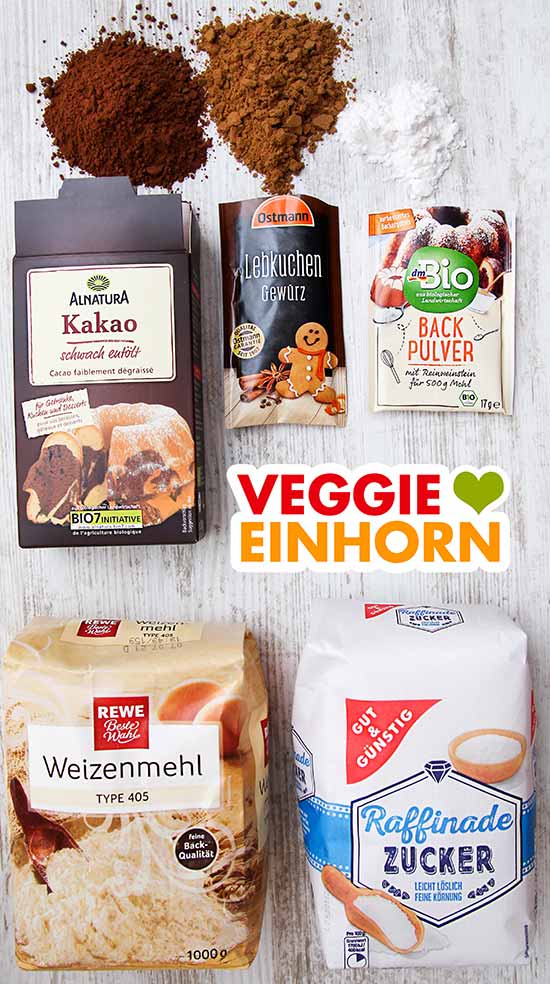 Trockene Zutaten für Lebkuchen vom Blech Kakaopulver, Lebkuchengewürz, Backpulver, Mehl, Zucker