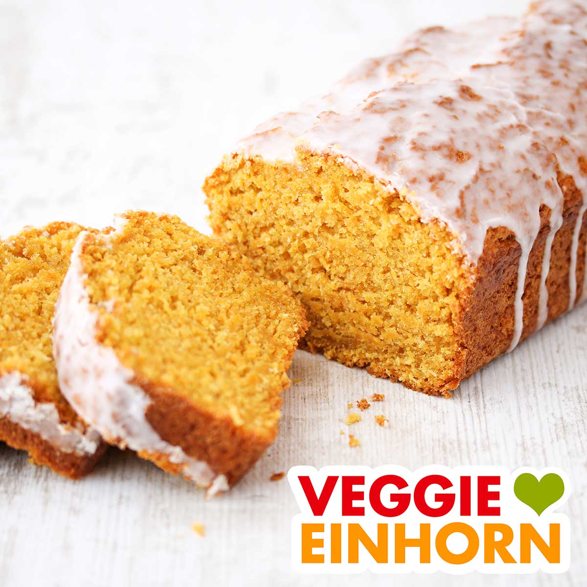 Ein Karotten Kokos Kuchen mit Glasur