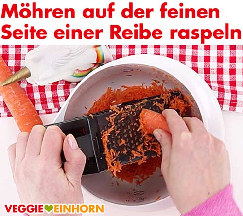 Möhren auf der feinen Seite einer Reibe raspeln Möhren auf der feinen Seite einer Reibe raspeln