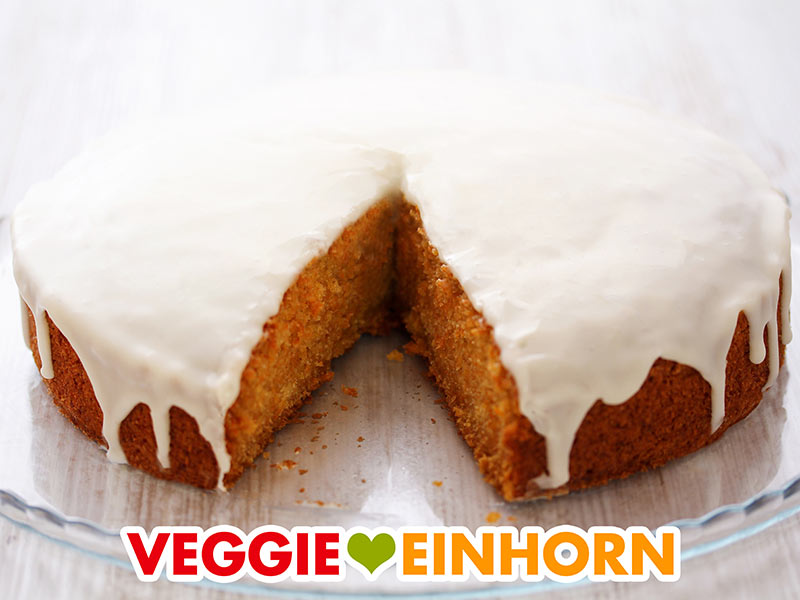 Saftiger veganer Karottenkuchen mit Topping