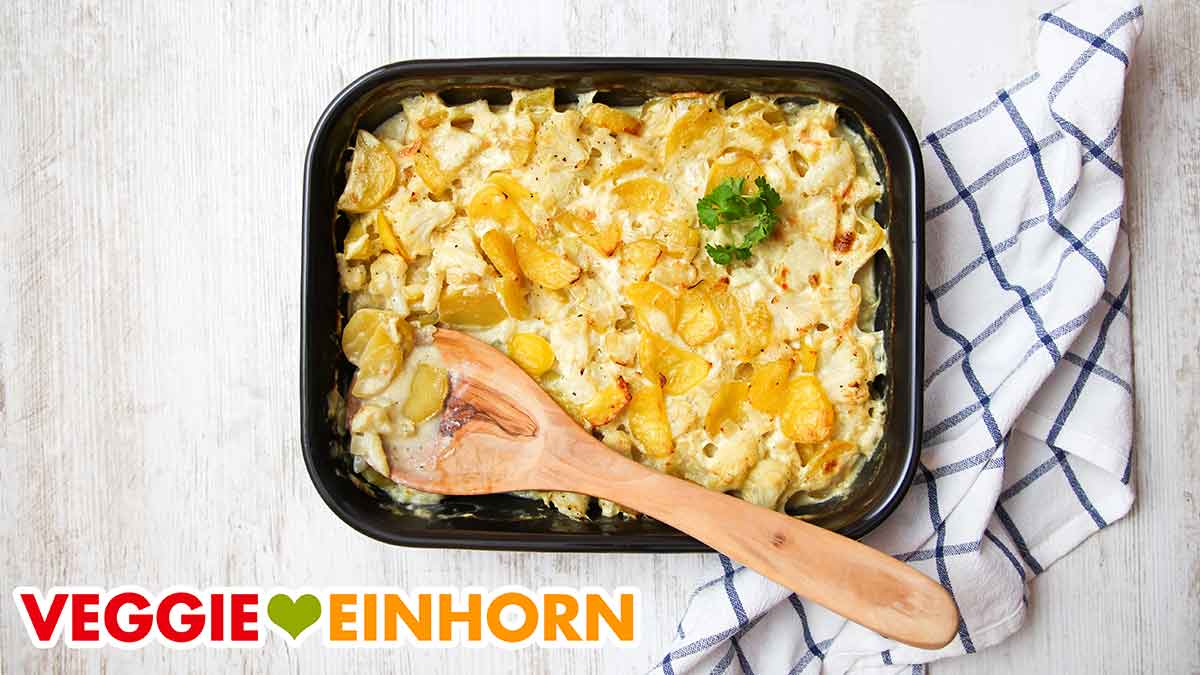 Veganer Blumenkohl Kartoffel Auflauf Auflaufform mit veganem Blumenkohlauflauf
