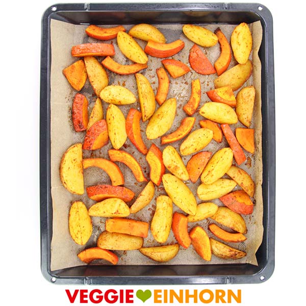 Kartoffel Wedges und Kürbis Spalten vom Blech.