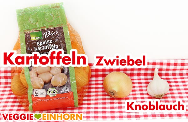 Kartoffeln, Zwiebel und Knoblauch für veganes Kartoffelgratin Kartoffeln, Zwiebel und Knoblauch für veganes Kartoffelgratin