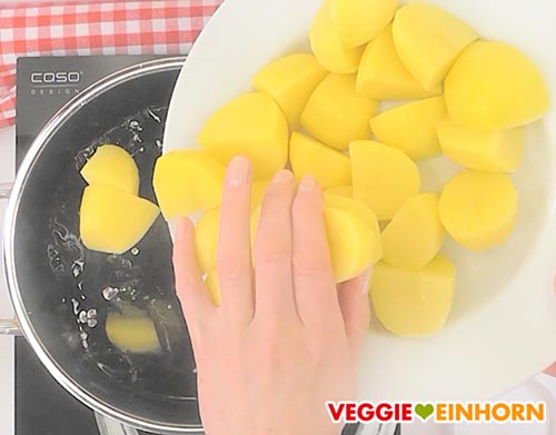 Kartoffeln in Topf mit kaltem Wasser geben