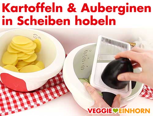 Kartoffeln und Auberginen mit Gemüsehobel in Scheiben hobeln Kartoffeln und Auberginen mit Gemüsehobel in Scheiben hobeln