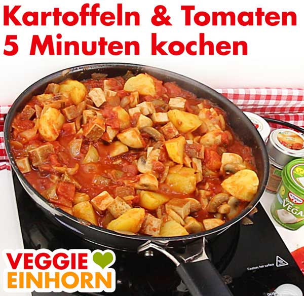 Tofu Gulasch kochen Kartoffeln und Tomaten zufügen und mit kochen