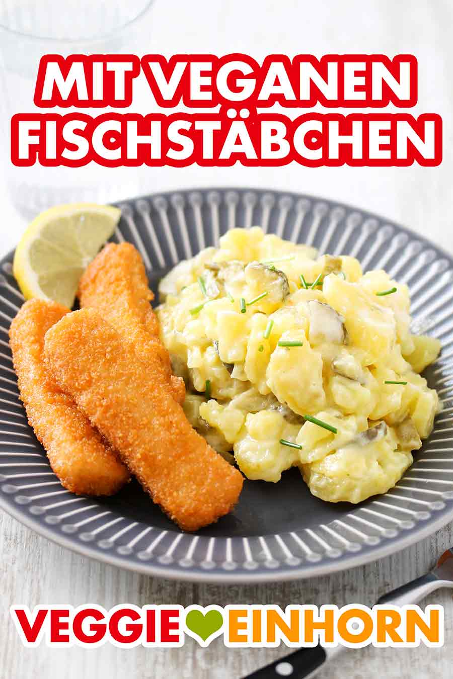 Ein Teller mit Kartoffelsalat und veganen Fischstäbchen