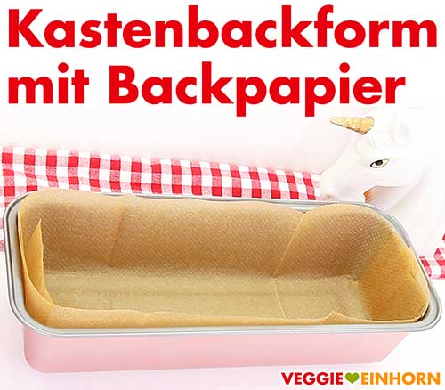 Vorbereitete Kastenbackform mit Backpapier Vorbereitete Kastenbackform mit Backpapier
