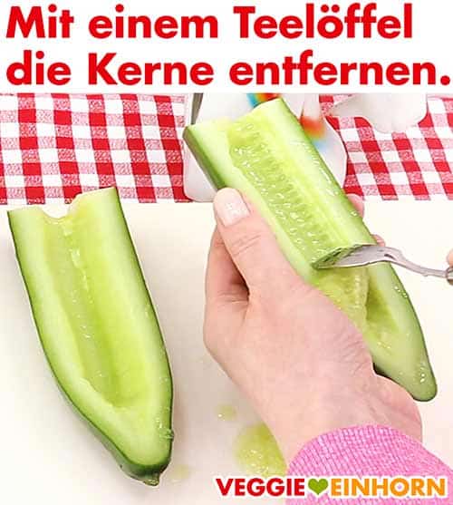 Mit einem Teelöffel die Kerne der Gurke entfernen.