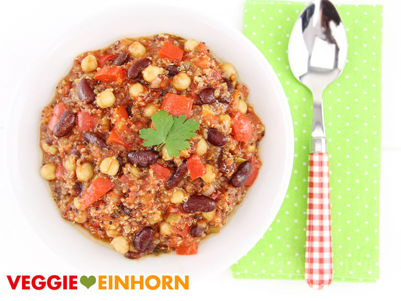 Eintopf mit Kichererbsen, Quinoa und Bohnen serviert auf Teller
