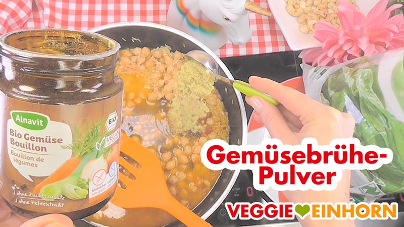 Veganes Gemüse Bouillon Pulver zugeben. Gemüsebrühe Pulver zufügen