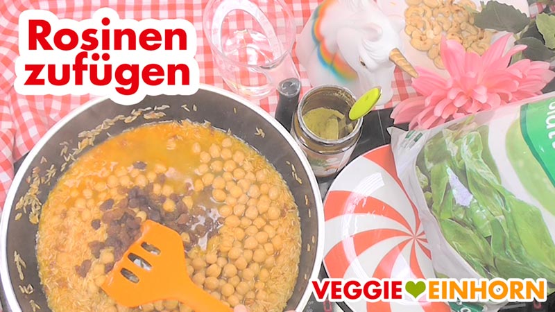 Rosinen (Sultaninen) in die Pfanne geben. Rosinen zufügen