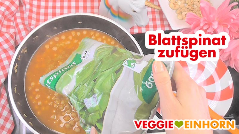 Der TK Spinat wird gefroren zugegeben. Tiefgekühlter Blattspinat wird in die Pfanne zugefügt