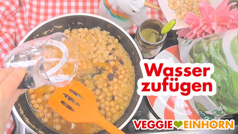 100 g Wasser zufügen Wasser in die Pfanne geben.
