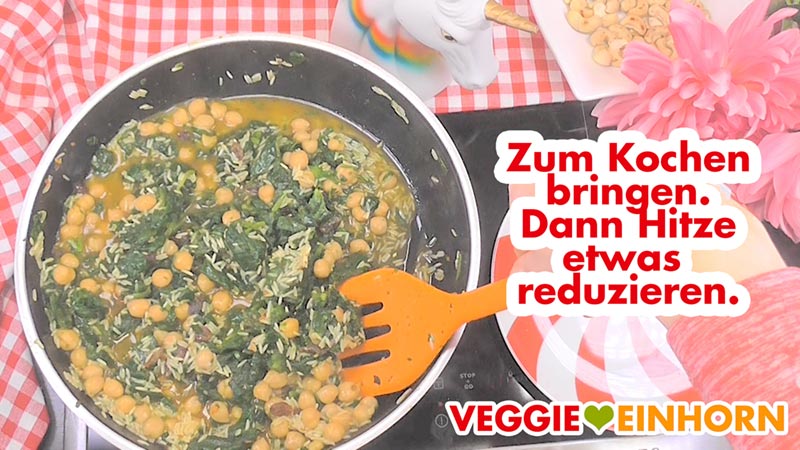 Reispfanne bei höherer Temperatur zum Kochen bringen. Die Reispfanne zum Kochen bringen