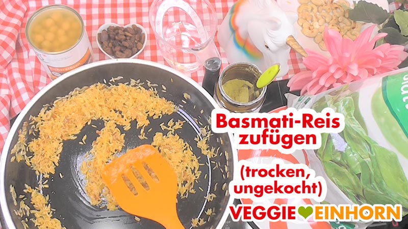 Basmati Reis mit roter Curry Paste vermischt. Basmati Reis vermischt mit der roten Currypaste