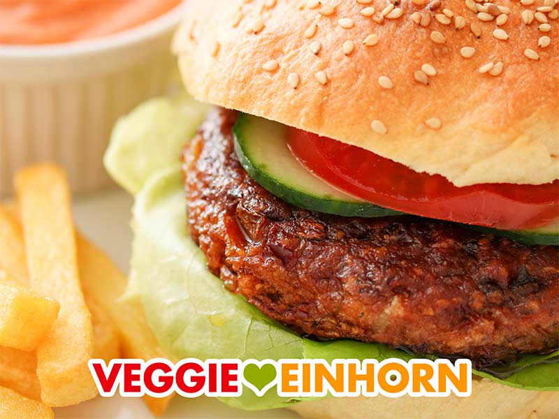 Burger mit Kidneybohnen Patty, Tomate, Gurke und Salat
