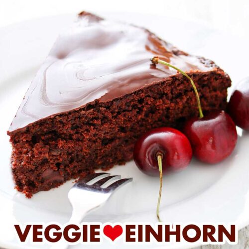 Kirschkuchen mit Schoko auf einem Teller