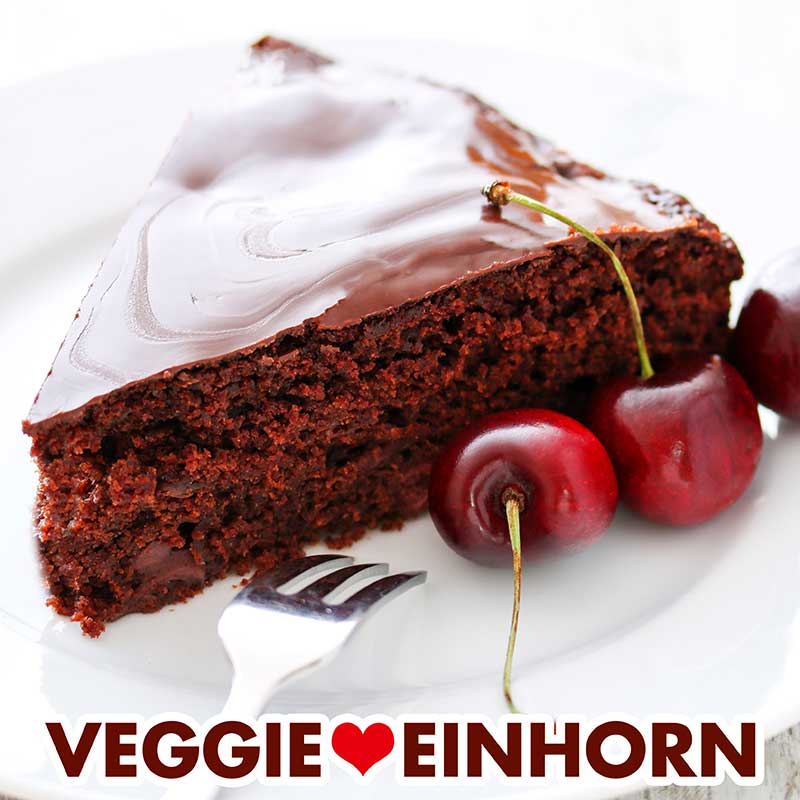 Kirschkuchen mit Schoko auf einem Teller