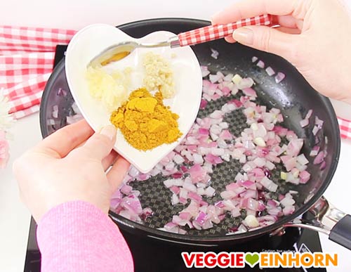 Knoblauch, Ingwer und Currypulver zufügen