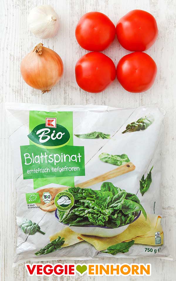 Knoblauch, Zwiebel, vier Tomaten, eine Packung tiefgefrorener Blattspinat