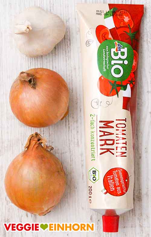 Frischer Knoblauch, Zwiebeln und DM Bio Tomatenmark Knoblauch, Zwiebeln und Tomatenmark