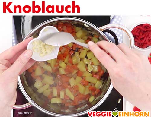 Fein gehackten Knoblauch zufügen Fein gehackten Knoblauch zufügen