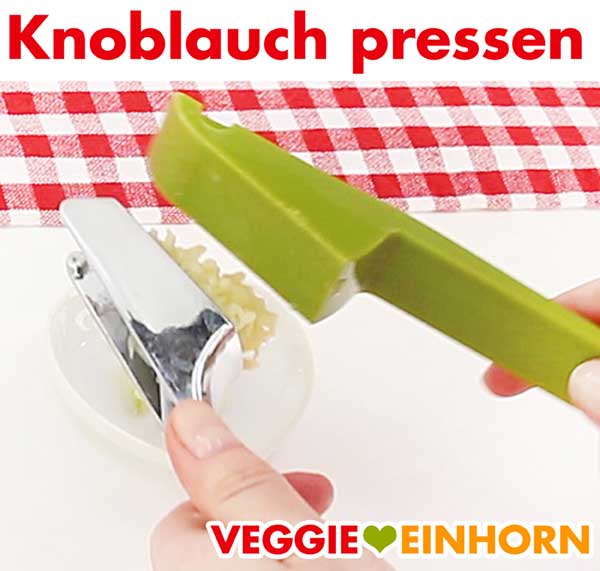 Knoblauch pressen für veganes Kartoffelgratin Knoblauch pressen für veganes Kartoffelgratin