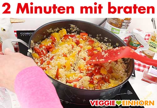 Knoblauch und Paella Reis werden mit angebraten