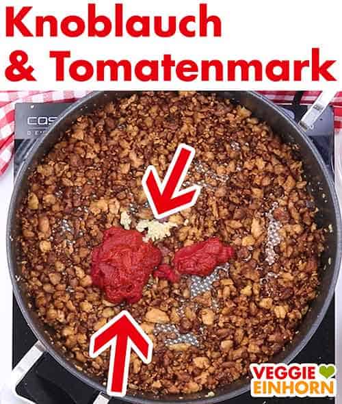 Knoblauch und Tomatenmark in der Pfanne mit den Sojaschnetzeln