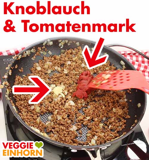 Knoblauch und Tomatenmark in der Pfanne Knoblauch und Tomatenmark in der Pfanne