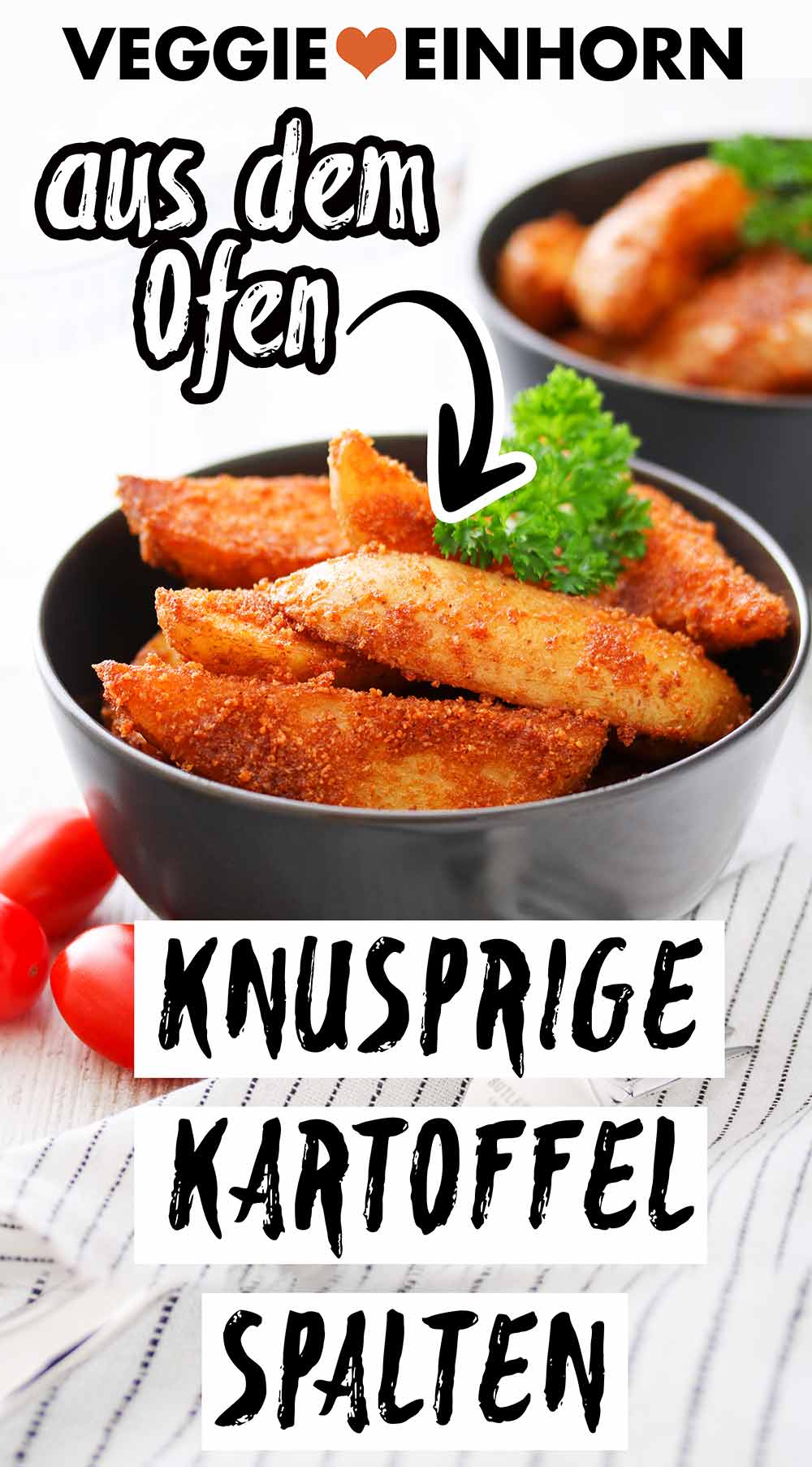 Würzige Kartoffelspalten mit Semmelbröseln Knusprige Kartoffelspalten in einer schwarzen Schüssel