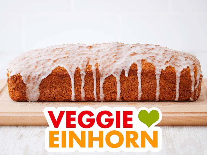 Karotten Kokos Kuchen auf einem Holzbrett